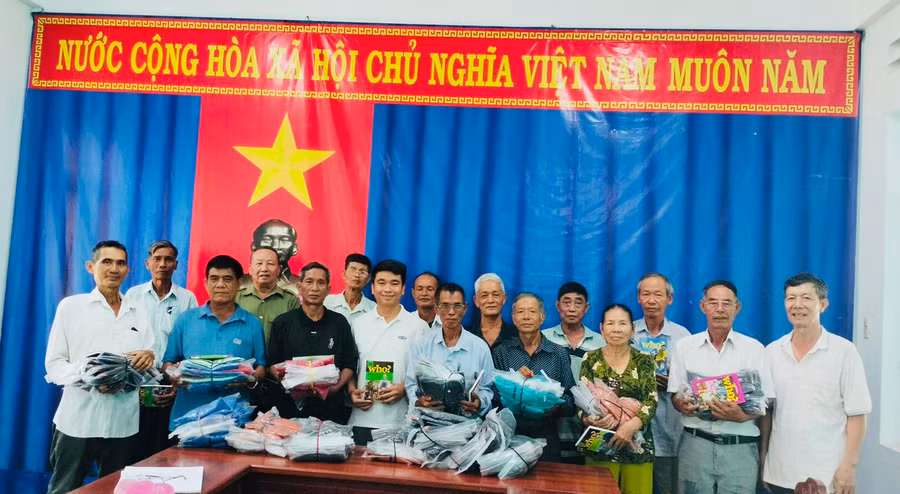 Ban đại diện Hội Người cao tuổi huyện Krông Pa trao quà cho hội viên có hoàn cảnh khó khăn. Ảnh: Sơn Trung
