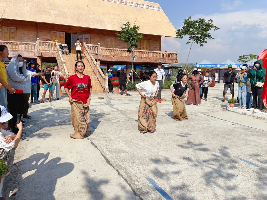 Nội dung thi nhảy bao bố thu hút đông đảo khán giả theo dõi và cổ vũ. Ảnh: Vũ Chi