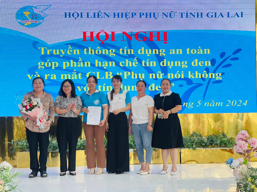 Ban Chủ nhiệm Câu lạc bộ “Phụ nữ nói không với tín dụng đen” ra mắt tại buổi truyền thông. Ảnh: Vũ Chi Ban Chủ nhiệm Câu lạc bộ “Phụ nữ nói không với tín dụng đen” ra mắt tại buổi truyền thông. Ảnh: Vũ Chi