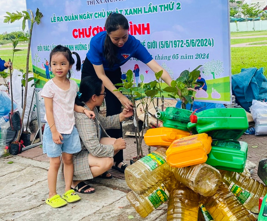 Với 3kg rác thải (lon bia, chai nhựa, giấy vụn...) có thể đổi được 1 cây xanh hoặc cây ăn trái. Ảnh: Vũ Chi Với 3kg rác thải (lon bia, chai nhựa, giấy vụn...) có thể đổi được 1 cây xanh hoặc cây ăn trái. Ảnh: Vũ Chi