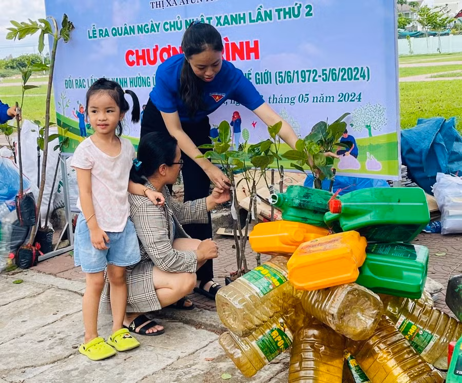 Với 3kg rác thải (lon bia, chai nhựa, giấy vụn...) có thể đổi được 1 cây xanh hoặc cây ăn trái. Ảnh: Vũ Chi