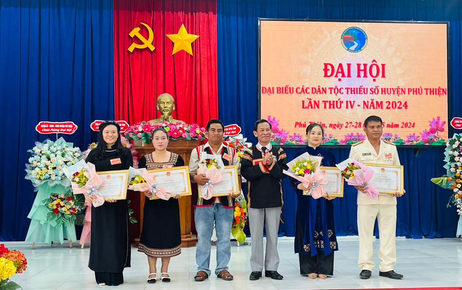Trưởng ban Dân tộc tỉnh Kpă Đô (thứ 3 từ phải qua) tặng giấy khen cho 5 tập thể có thành tích xuất sắc về thực hiện chính sách dân tộc giai đoạn 2019-2024. Ảnh: Vũ Chi Trưởng ban Dân tộc tỉnh Kpă Đô (thứ 3 từ phải qua) tặng giấy khen cho 5 tập thể có thành tích xuất sắc về thực hiện chính sách dân tộc giai đoạn 2019-2024. Ảnh: Vũ Chi