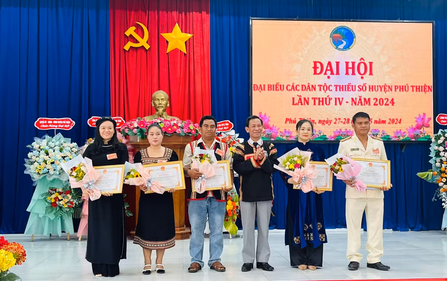 Trưởng ban Dân tộc tỉnh Kpă Đô (thứ 3 từ phải qua) tặng giấy khen cho 5 tập thể có thành tích xuất sắc về thực hiện chính sách dân tộc giai đoạn 2019-2024. Ảnh: Vũ Chi