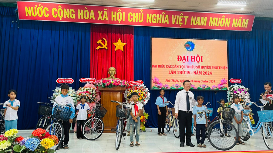 Ông Vũ Hồng Duy-Phó Bí thư Thường trực phụ trách Đảng bộ huyện Phú Thiện tặng quà các em học sinh nghèo vượt khó. Ảnh: Vũ Chi Ông Vũ Hồng Duy-Phó Bí thư Thường trực phụ trách Đảng bộ huyện Phú Thiện tặng quà các em học sinh nghèo vượt khó. Ảnh: Vũ Chi
