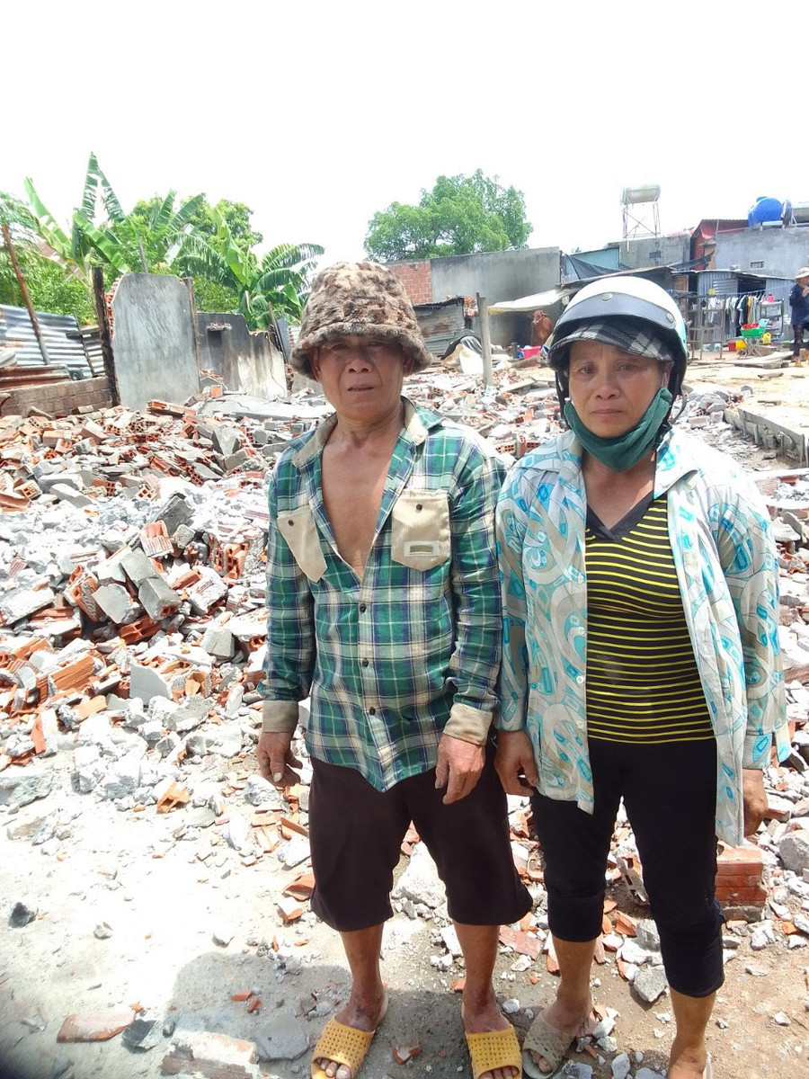 Vợ chồng bà Mai xót xa nhìn căn nhà cùng nhiều tài sản bị thiêu rụi. Ảnh: Hữu Thành Vợ chồng bà Mai xót xa nhìn căn nhà cùng nhiều tài sản bị thiêu rụi. Ảnh: Hữu Thành