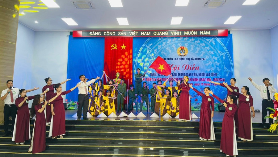 Tiết mục &quot;Linh thiêng Việt Nam&quot; của cụm Công đoàn số 10 đạt giải nhất thể loại tốp ca. Ảnh: Vũ Chi