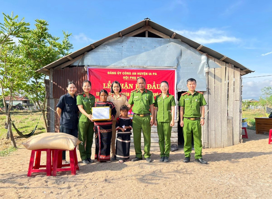 Hội Phụ nữ Công an huyện trao quà hỗ trợ em R’ô H’Yuly (thôn Plơi Apa Ama Lim, xã Chư Mố). Ảnh: Ngọc Lan