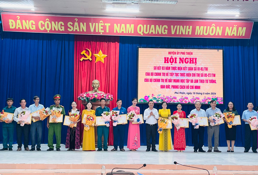 15 tập thể được Chủ tịch UBND huyện tặng giấy khen vì có thành tích xuất sắc trong học tập và làm theo tư tưởng, đạo đức, phong cách Hồ Chí Minh giai đoạn 2021-2023. Ảnh: Vũ Chi 15 tập thể được Chủ tịch UBND huyện tặng giấy khen vì có thành tích xuất sắc trong học tập và làm theo tư tưởng, đạo đức, phong cách Hồ Chí Minh giai đoạn 2021-2023. Ảnh: Vũ Chi