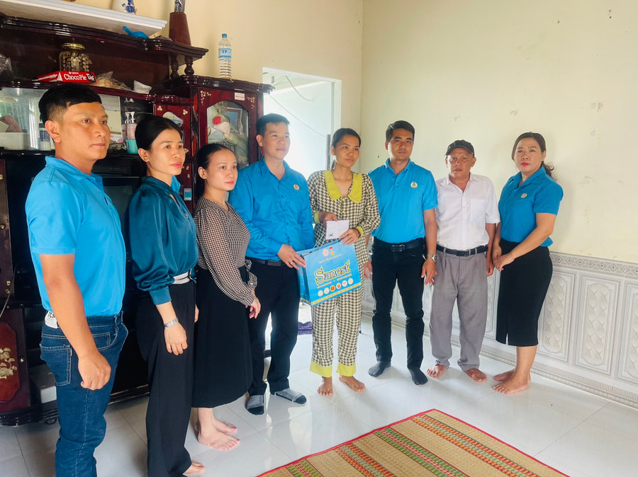 Liên đoàn Lao động thị xã Ayun Pa trao quà cùng 5 triệu đồng tiền mặt hỗ trợ chị Mai Thị Kim Mùi (thứ 4 từ phải sang). Ảnh: Vũ Chi Liên đoàn Lao động thị xã Ayun Pa trao quà cùng 5 triệu đồng tiền mặt hỗ trợ chị Mai Thị Kim Mùi (thứ 4 từ phải sang). Ảnh: Vũ Chi