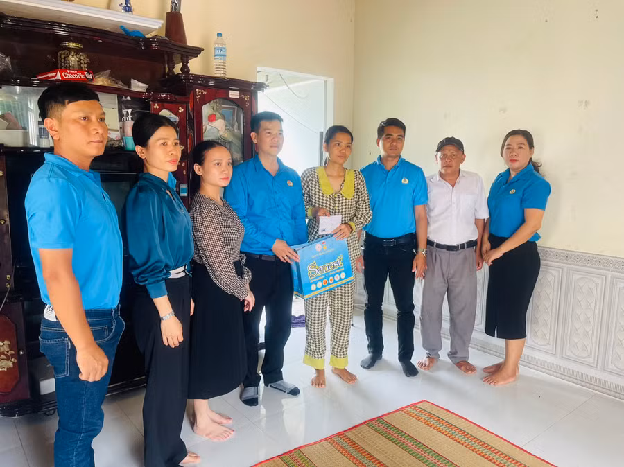 Liên đoàn Lao động thị xã Ayun Pa trao quà cùng 5 triệu đồng tiền mặt hỗ trợ chị Mai Thị Kim Mùi (thứ 4 từ phải sang). Ảnh: Vũ Chi