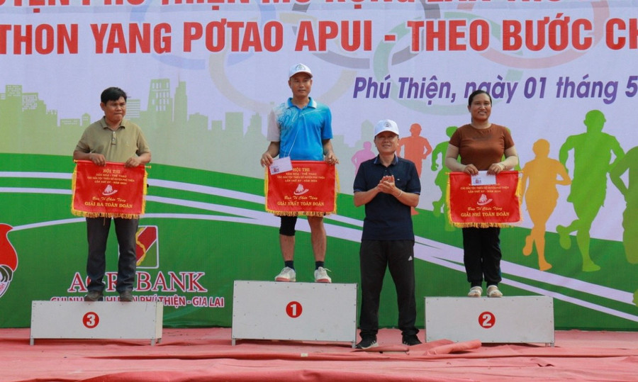 Ban tổ chức trao giải toàn đoàn cho các đơn vị tham gia Ngày hội. Ảnh: Ksor Giới