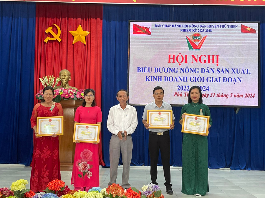 4 tập thể được nhận giấy khen của Chủ tịch UBND huyện vì đã có thành tích xuất sắc trong phong trào “Nông dân thi đua sản xuất-kinh doanh giỏi” giai đoạn 2022-2024. Ảnh: Vũ Chi 4 tập thể được nhận giấy khen của Chủ tịch UBND huyện vì đã có thành tích xuất sắc trong phong trào “Nông dân thi đua sản xuất-kinh doanh giỏi” giai đoạn 2022-2024. Ảnh: Vũ Chi