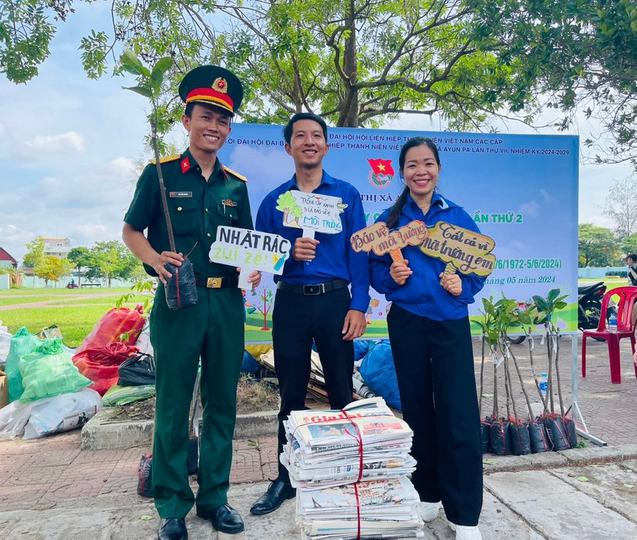 Chương trình thu hút sự tham gia của đông đảo các em học sinh, đoàn viên, thanh niên và người dân thị xã Ayun Pa. Ảnh: Vũ Chi Chương trình thu hút sự tham gia của đông đảo các em học sinh, đoàn viên, thanh niên và người dân thị xã Ayun Pa. Ảnh: Vũ Chi