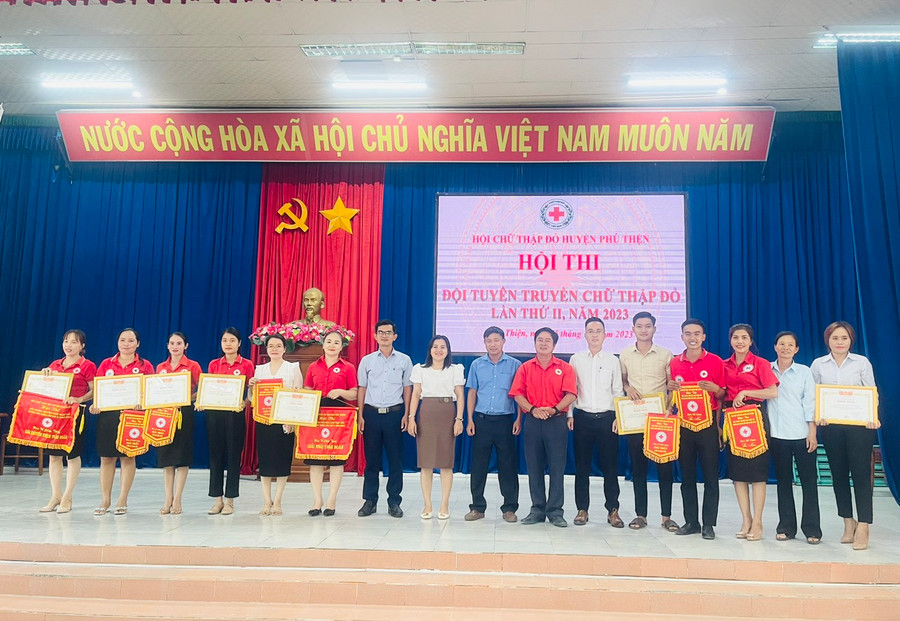 Ban tổ chức trao giải cho các đội tham gia hội thi. Ảnh: Nguyên Hương Ban tổ chức trao giải cho các đội tham gia hội thi. Ảnh: Nguyên Hương