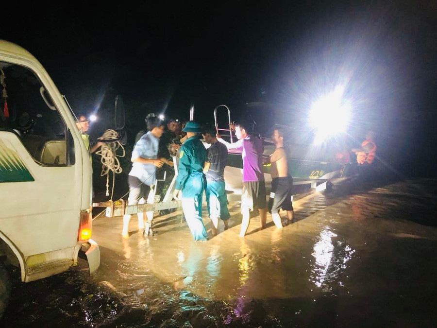 Chính quyền địa phương cùng lực lượng chức năng dùng ca nô đưa sản phụ vượt lũ đi sinh con. Ảnh: Người dân cung cấp Chính quyền địa phương cùng lực lượng chức năng dùng ca nô đưa sản phụ vượt lũ đi sinh con. Ảnh: Người dân cung cấp