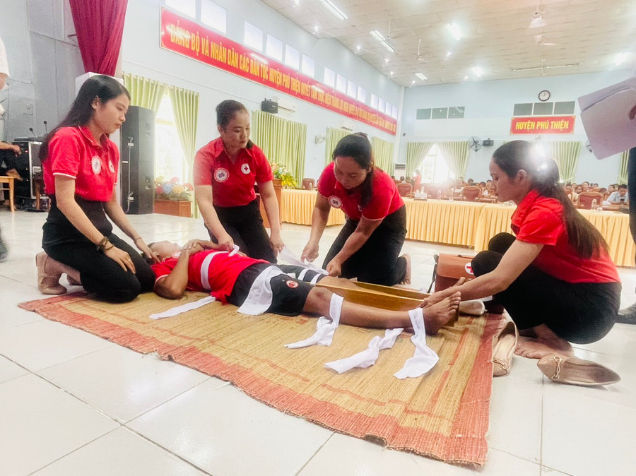 Phần thi thực hành sơ cấp cứu ban đầu của đội thi xã Ia Ake. Ảnh: Nguyên Hương Phần thi thực hành sơ cấp cứu ban đầu của đội thi xã Ia Ake. Ảnh: Nguyên Hương