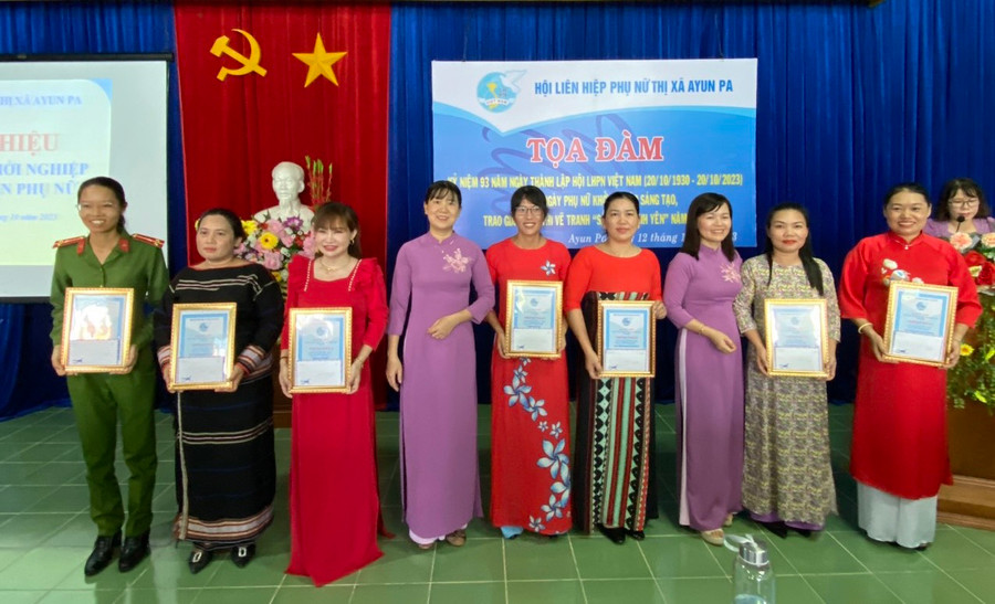 Hội LHPN thị xã trao giải cuộc thi vẽ tranh Sắc màu bình yên cho các tác giả. Ảnh: Vũ Chi