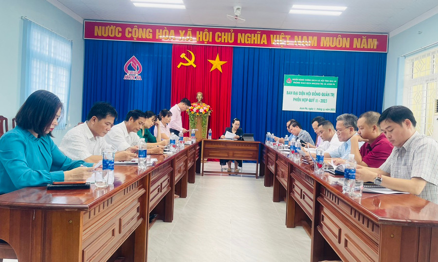 Lãnh đạo Phòng Giao dịch Ngân hàng Chính sách xã hội thị xã báo cáo kết quả 9 tháng đầu năm. Ảnh: Vũ Chi