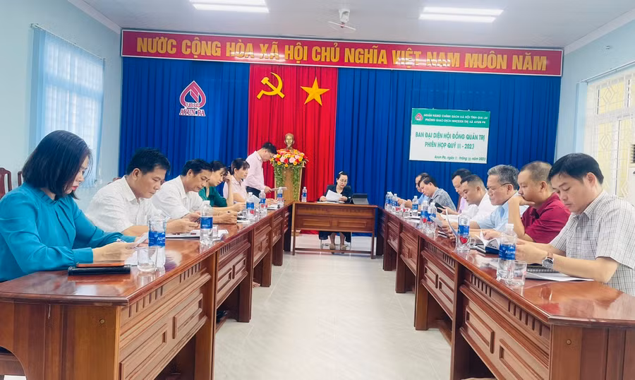 Lãnh đạo Phòng Giao dịch Ngân hàng Chính sách xã hội thị xã báo cáo kết quả 9 tháng đầu năm. Ảnh: Vũ Chi