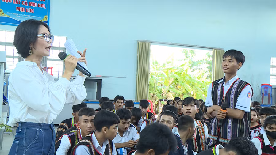 Nhà văn, nhà báo Phương Huyền trò chuyện giao lưu cùng học sinh. Ảnh: Sơn Trung