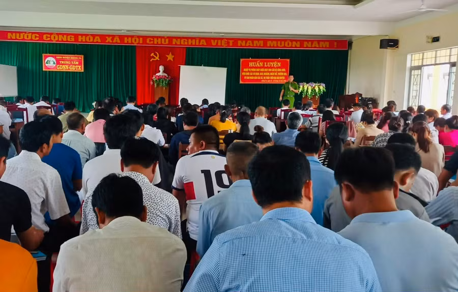 Hơn 300 học viên tham gia huấn luyện nghiệp vụ phòng cháy chữa cháy. Ảnh: Sơn Trung