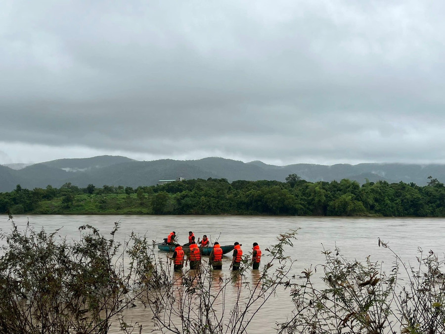 Hiện công tác tìm kiếm nạn nhân vẫn đang được lực lượng chức năng tích cực triển khai. Ảnh: Người dân cung cấp Hiện công tác tìm kiếm nạn nhân vẫn đang được lực lượng chức năng tích cực triển khai. Ảnh: Người dân cung cấp