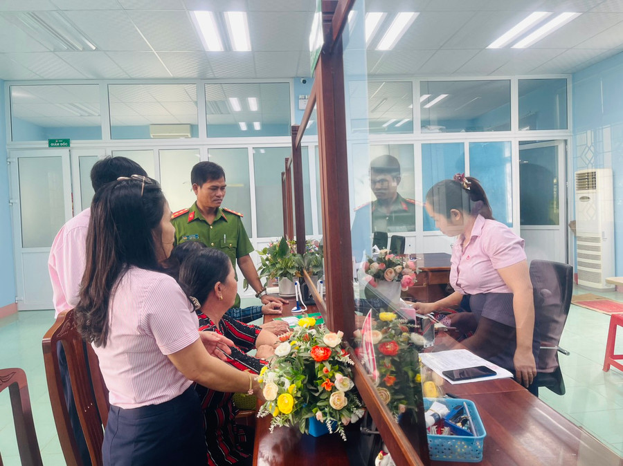 Phòng Giao dịch Ngân hàng Chính sách Xã hội huyện Phú Thiện giải ngân vốn ưu đãi cho 2 trường hợp có người thân vừa chấp hành xong án phạt tù tại địa phương. Ảnh: Vũ Chi