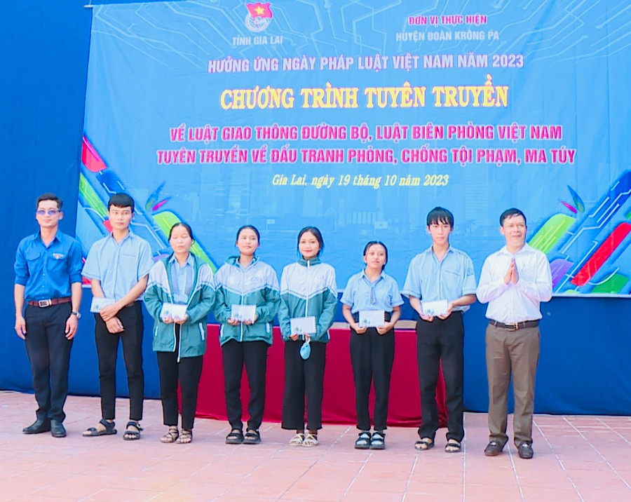 Trao quà cho các em học sinh có hoàn cảnh khó khăn của Trường THPT Chu Văn An. Ảnh: Sơn Trung