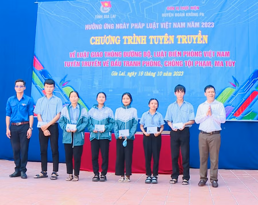 Trao quà cho các em học sinh có hoàn cảnh khó khăn của Trường THPT Chu Văn An. Ảnh: Sơn Trung