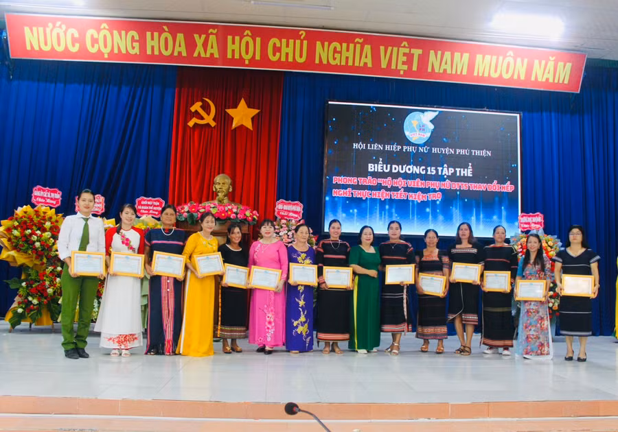 15 tập thể có thành tích xuất sắc trong phong trào "Hộ hội viên phụ nữ dân tộc thiểu số thay đổi nếp nghĩ, thực hiện tiết kiệm trong chi tiêu vươn lên thoát nghèo bền vững được khen thưởng". Ảnh: Vũ Chi