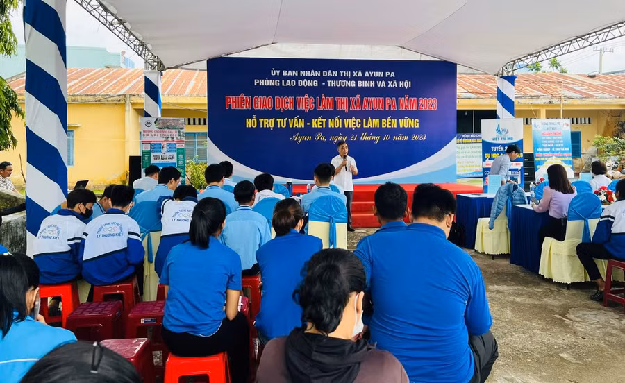 Phiên giao dịch việc làm thu hút đông đảo đoàn viên, thanh niên, người lao động tham gia. Ảnh: Vũ Chi