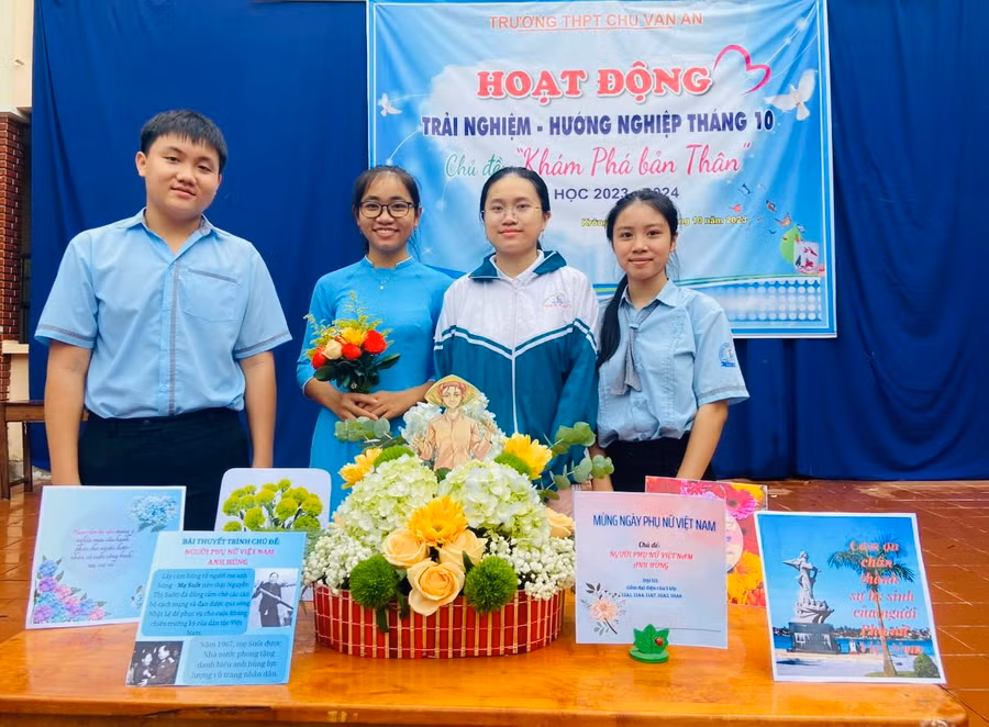 Các em học sinh tham gia phần thi cắm hoa nhân ngày thành lập Hội Liên hiệp phụ nữ Việt Nam. Ảnh: Sơn Trung