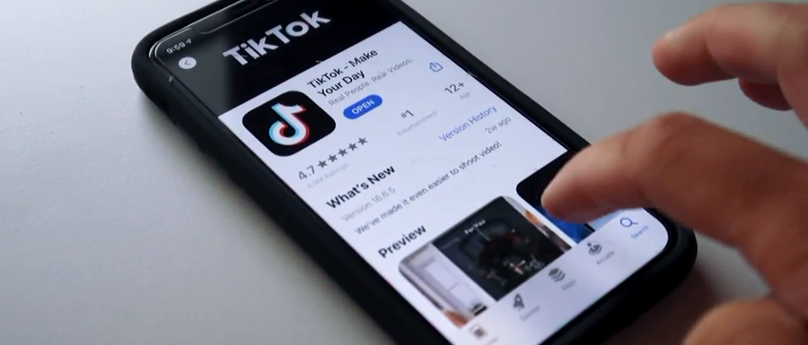 Nhân viên TikTok được phép đẩy video vào mục For You theo ý chủ quan. Ảnh: CNN