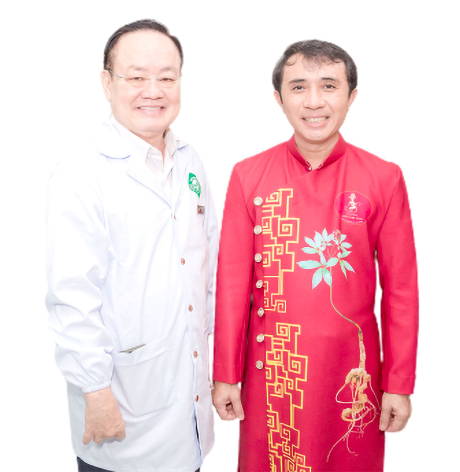 GS Nguyễn Minh Đức và ông Nguyễn Tấn Việt (áo đỏ). Ảnh: Quang Viên