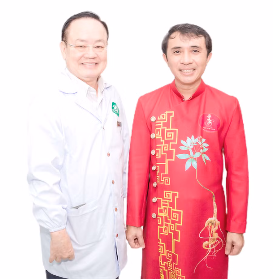 GS Nguyễn Minh Đức và ông Nguyễn Tấn Việt (áo đỏ). Ảnh: Quang Viên