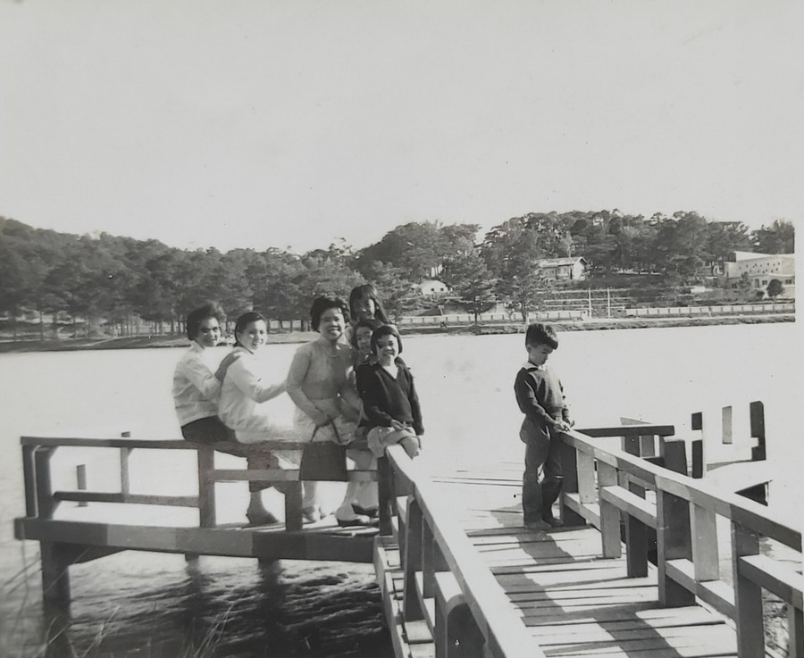 Du khách ở Đà Lạt (Ảnh chụp khoảng năm 1955 TÁC GIẢ SƯU TẬP). Du khách ở Đà Lạt (Ảnh chụp khoảng năm 1955 TÁC GIẢ SƯU TẬP).