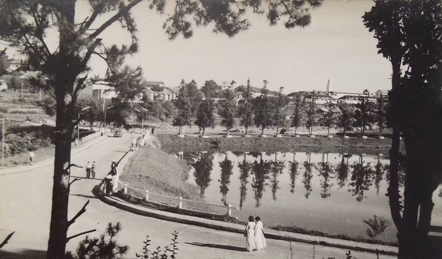 Du khách được sống trong không gian thư nhàn của mùa xuân Đà Lạt (BƯU THIẾP THẬP NIÊN 1960, TÁC GIẢ SƯU TẬP).