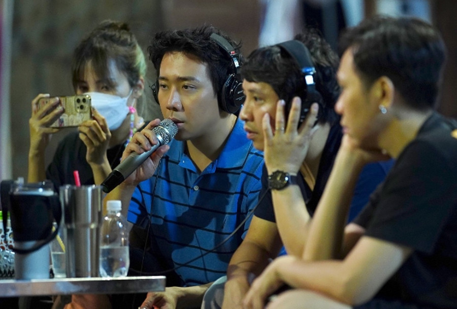 Nhà bà Nữ là bộ phim đầu tiên Trấn Thành (ngoài cùng bên trái) đảm nhận toàn phần vai trò đạo diễn. Ảnh: ĐPCC