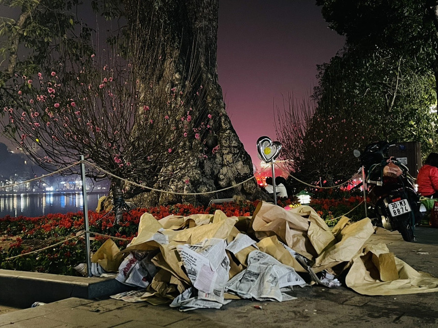Người ta xả rác đầy trên phố đi bộ Hồ Gươm. Ảnh: Hải Danh Người ta xả rác đầy trên phố đi bộ Hồ Gươm. Ảnh: Hải Danh