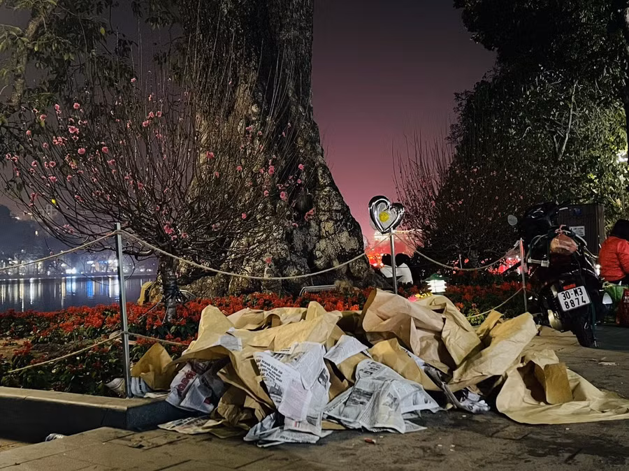 Người ta xả rác đầy trên phố đi bộ Hồ Gươm. Ảnh: Hải Danh