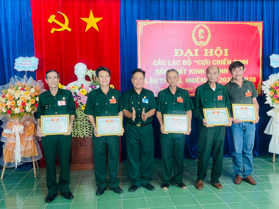 Hội Cựu chiến binh thị xã tặng giấy khen cho các tập thể, cá nhân có thành tích xuất sắc trong sản xuất, kinh doanh và các phong trào thi đua yêu nước. Ảnh: Vũ Chi