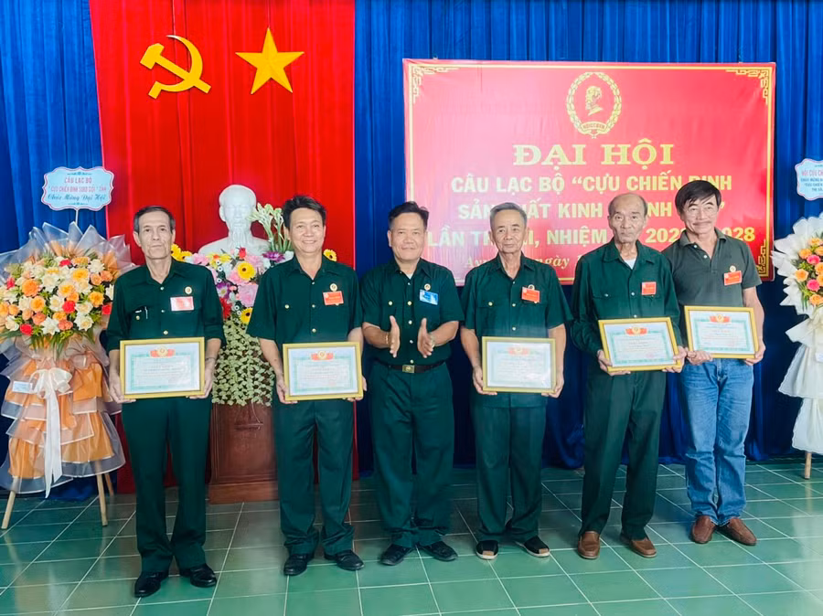 Hội Cựu chiến binh thị xã tặng giấy khen cho các tập thể, cá nhân có thành tích xuất sắc trong sản xuất, kinh doanh và các phong trào thi đua yêu nước. Ảnh: Vũ Chi