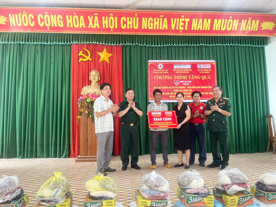 Đại diện nhà tài trợ trao tặng kinh phí xây dựng nhà tình thương cho gia đình ông Rcom Bao (thứ 3 từ trái sang, tổ dân phố 7, thị trấn Phú Thiện). Ảnh: Vũ Chi