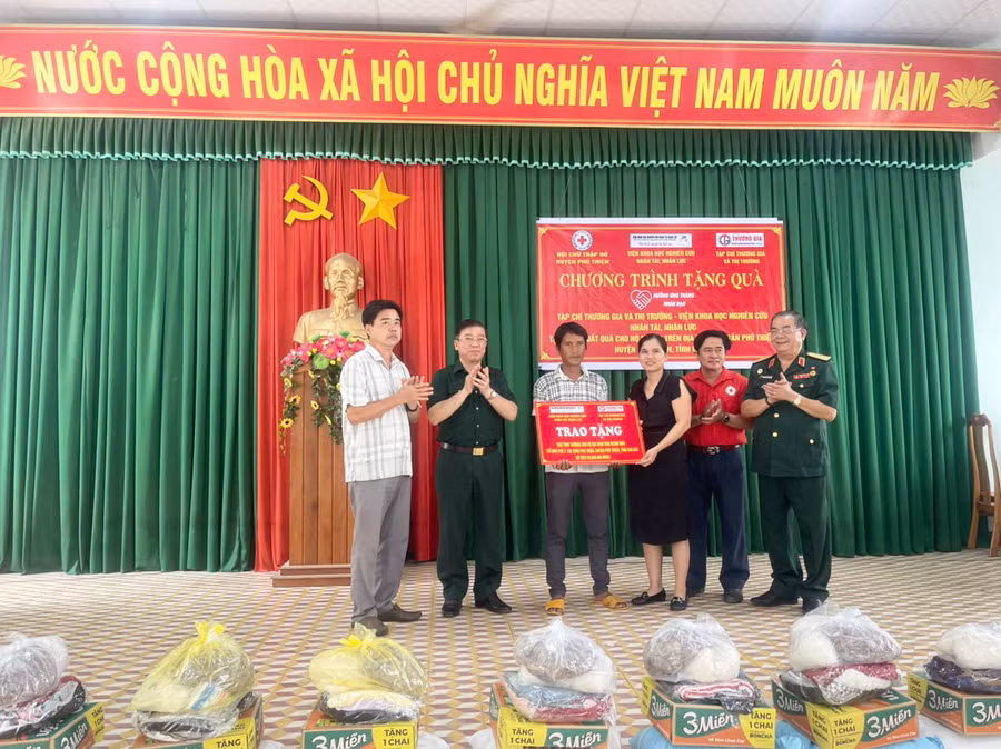 Đại diện nhà tài trợ trao tặng kinh phí xây dựng nhà tình thương cho gia đình ông Rcom Bao (thứ 3 từ trái sang, tổ dân phố 7, thị trấn Phú Thiện). Ảnh: Vũ Chi Đại diện nhà tài trợ trao tặng kinh phí xây dựng nhà tình thương cho gia đình ông Rcom Bao (thứ 3 từ trái sang, tổ dân phố 7, thị trấn Phú Thiện). Ảnh: Vũ Chi