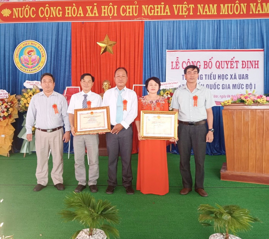 Trường Tiểu học xã Uar đón bằng công nhận Trường đạt chuẩn quốc gia mức độ 1 và chứng nhận Trường đạt kiểm định chất lượng giáo dục cấp độ 2. Ảnh: Nguyễn Chi