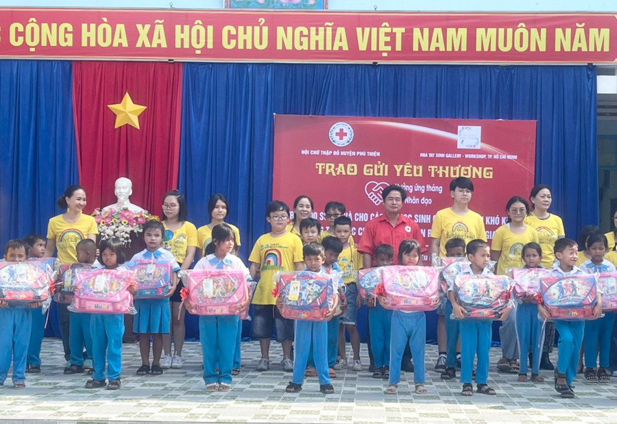 Ban tổ chức trao quà cho các em học sinh có hoàn cảnh khó khăn của Trường Tiểu học Chu Văn An. Ảnh: Vũ Chi Ban tổ chức trao quà cho các em học sinh có hoàn cảnh khó khăn của Trường Tiểu học Chu Văn An. Ảnh: Vũ Chi