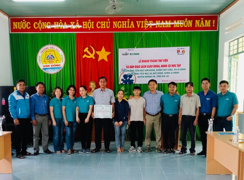 Lễ khánh thành thư viện và trao tặng sách giáo khoa, đồ dùng học tập được tổ chức tại Trường Tiểu học Kim Đồng (xã Ia Hdeh). Ảnh: Nguyễn Chi