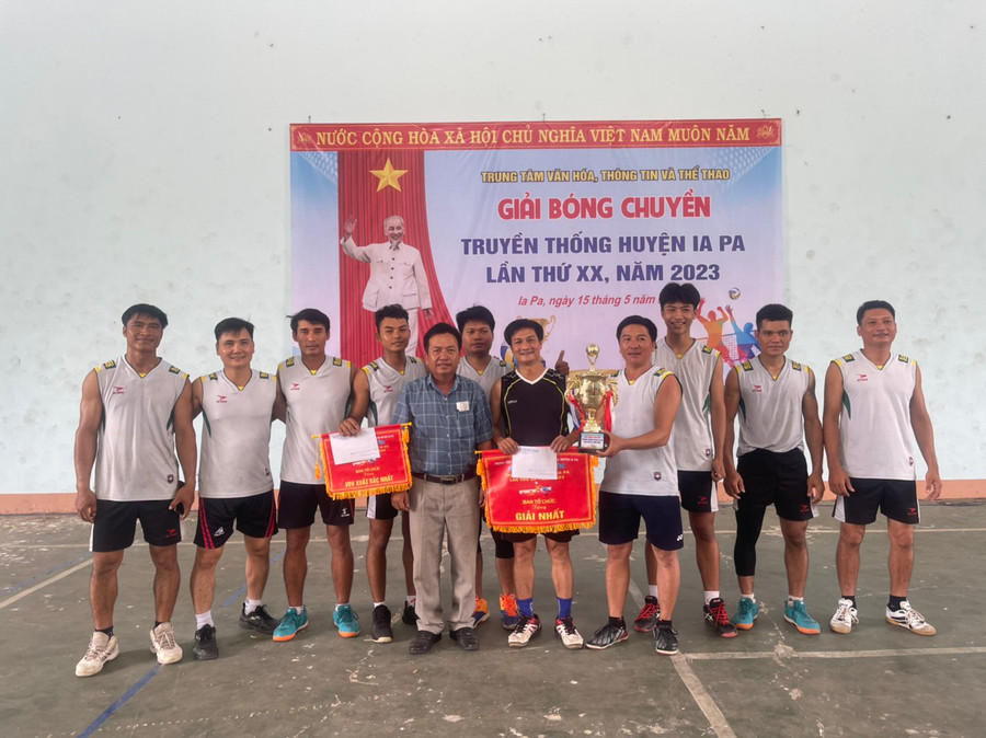 Ban tổ chức trao chức vô địch cho đội bóng chuyền ngành Giáo dục-Đào tạo huyện. Ảnh: Vũ Chi