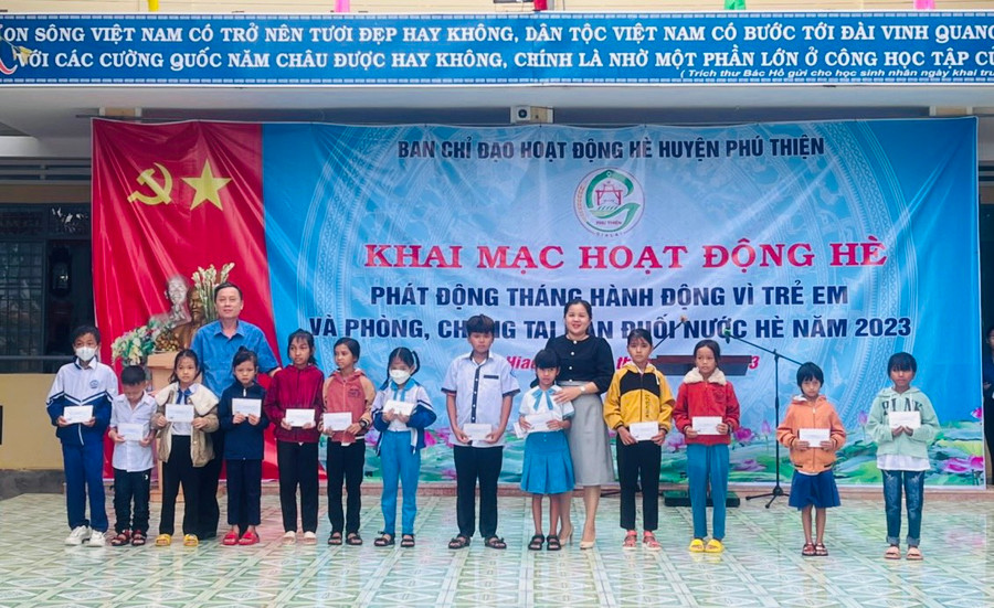 Ban Chỉ đạo hoạt động hè huyện Phú Thiện tặng quà cho các em học sinh có hoàn cảnh khó khăn. Ảnh: Vũ Chi