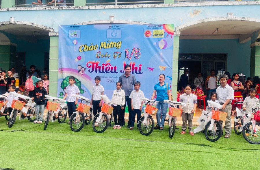 Ban tổ chức tặng xe đạp cho học sinh nghèo vượt khó của Trường Tiểu học và THCS Quang Trung. Ảnh: Vũ Chi Ban tổ chức tặng xe đạp cho học sinh nghèo vượt khó của Trường Tiểu học và THCS Quang Trung. Ảnh: Vũ Chi